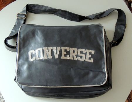 Sac Converse noir à bandoulière, 38 x 30 cm, années 2000
