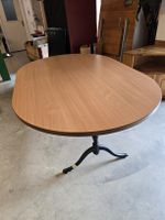Schöner ovaler Tisch MDF Platte Gusseisen Gestell Neuwertig