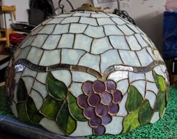 Grande lampe style Tiffany d'époque avec motif vigne