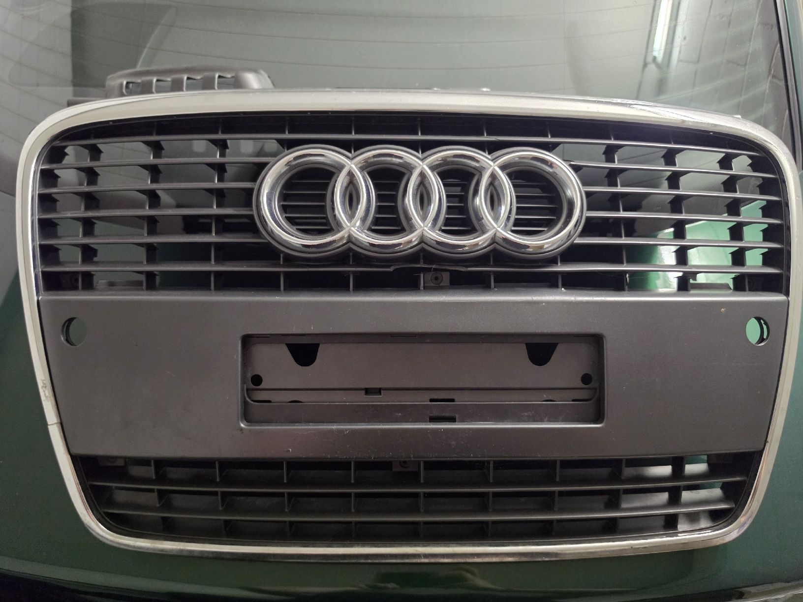 Audi Tutti pezzi di ricambio auto: Audi A4 Avant B7 Kühlergrill  – Usato da Lenzburg venduto da hea_7t6c 1