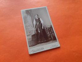 SCHWIIZER FRAU DAZUMAL - e JUNGI i TRACHT -FELDLE ST. GALLEN