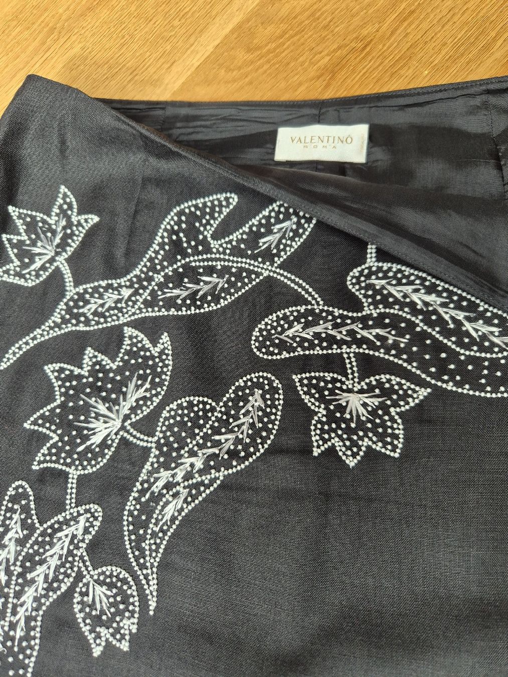 Valentino Gonne: VALENTINO -Jupe brodée- Taille L – Usato da Nyon venduto da Ejuel 1