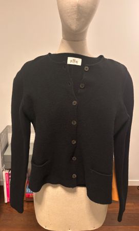 Schwarze Damen Strickjacke mit schöner Knopfleiste, Gr. 38