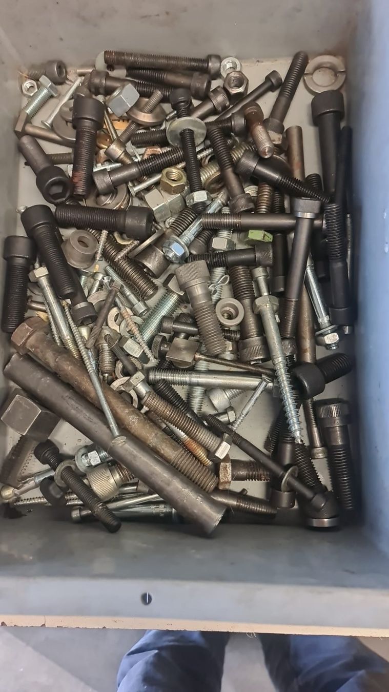 Tutti gli attrezzi: verschiedene Metallschrauben – Usato da Egerkingen venduto da ogi3131 2