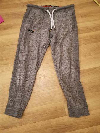 Superdry Jogginghose / Trainerhose / Gr. L SlimFit / grau