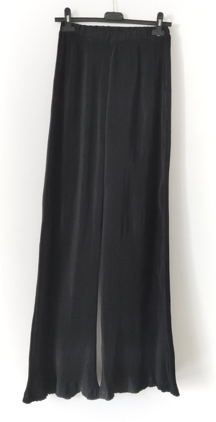 Hosen: PrettyLittleThing Plissee Hose Pantalone black Gr.34 – Gebraucht aus Winterthur von Lotusherz