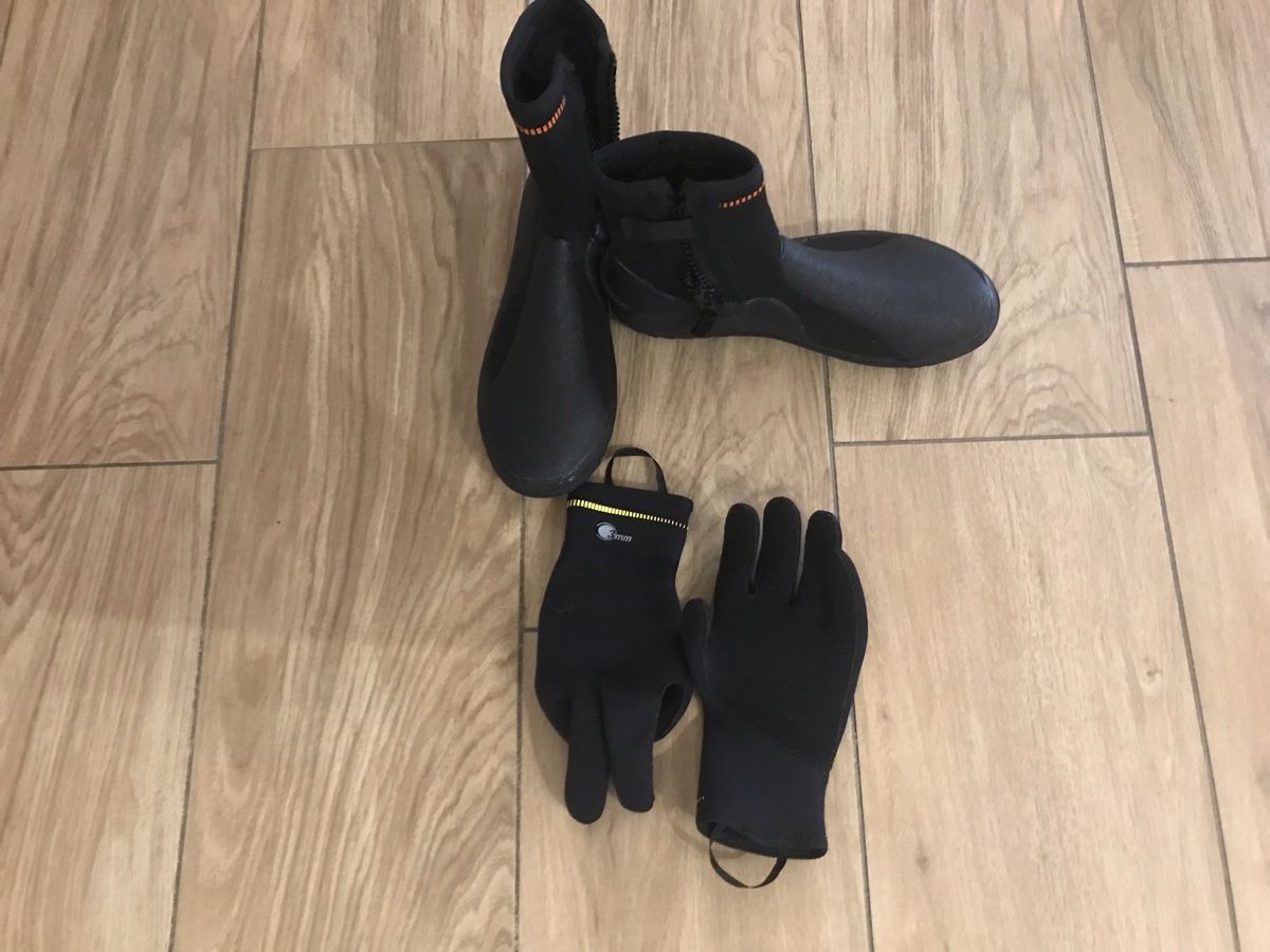 Decathlon Combinaisons de plongée: Neopren Tauchstiefel / Handschuhe – D'occasion à Burgdorf par Blau4002