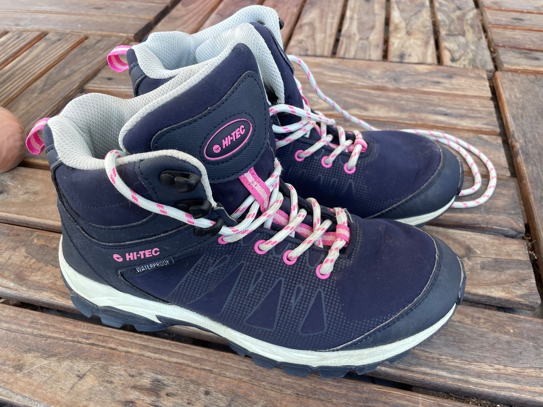 Damenschuhe: HI-TEC Wanderschuhe Damen Grösse 40 dunkelblau pink – Gebraucht aus Weesen von Clugi