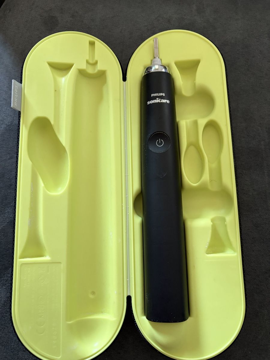 Philips Sonicare Soins dentaires: Philips Sonicare electric toothbrush with case – Neuf (Voir description) à Sorengo par dis_tfq6