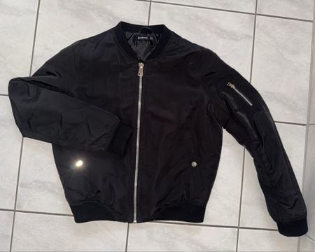 Schwarze Stradivarius Bomber Jacke