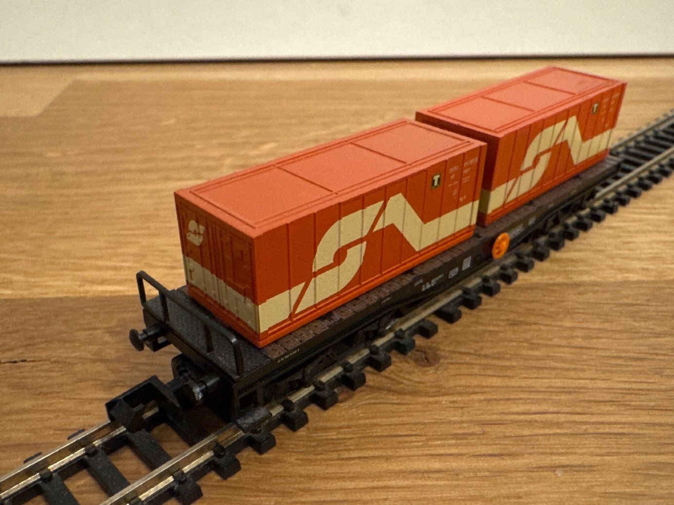 Arnold Modellini di ferrovie: Arnold 4956 Flachwagen mit Containern – Nuovo (secondo la descrizione) da Schlierbach venduto da Look8 2