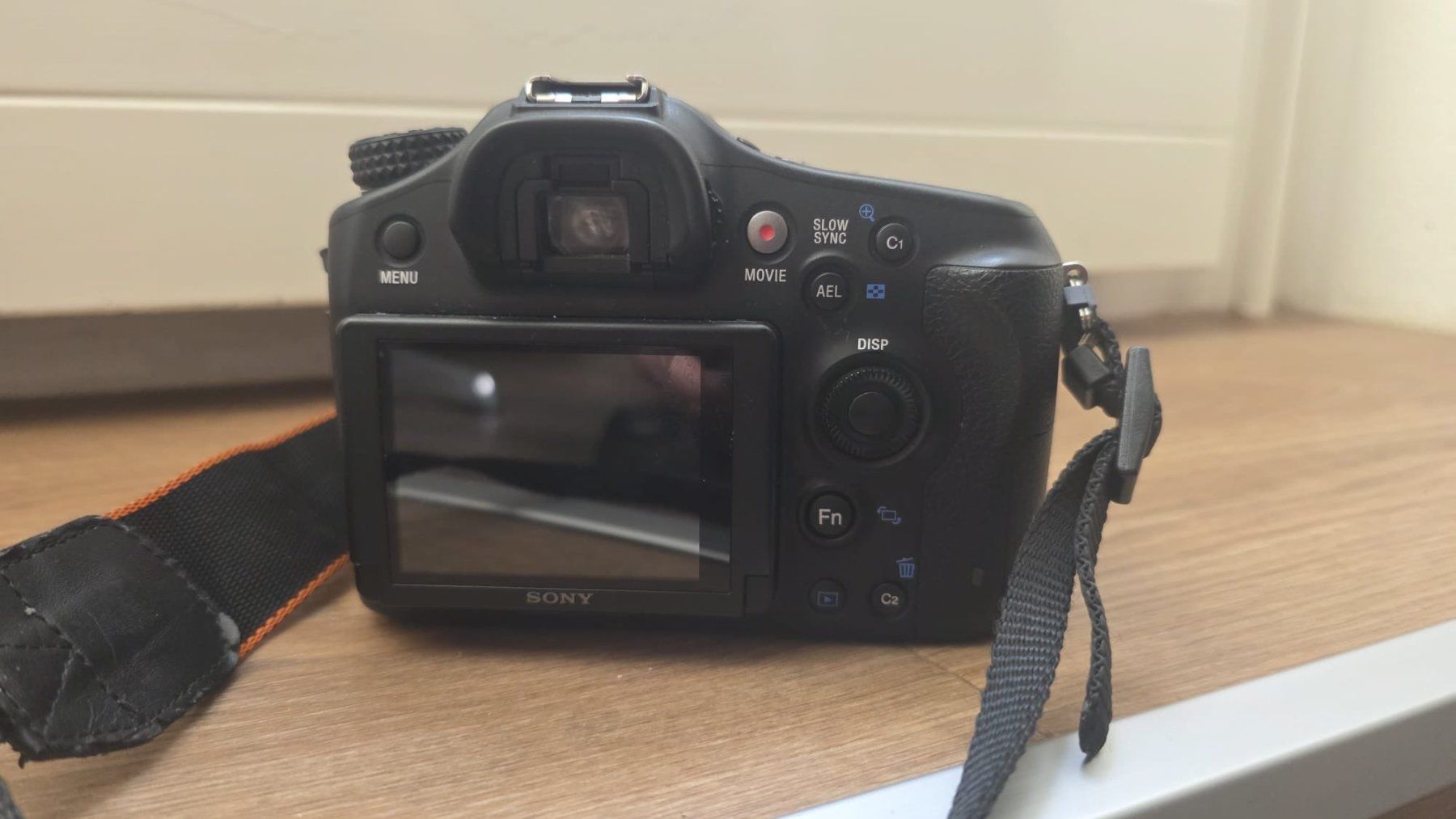 Sony Fotocamera: Sony a68 mit Tamron 18 - 200mm, sehr wenig Auslösungen – Usato da Muri b. Bern venduto da mhd_dlg6 3