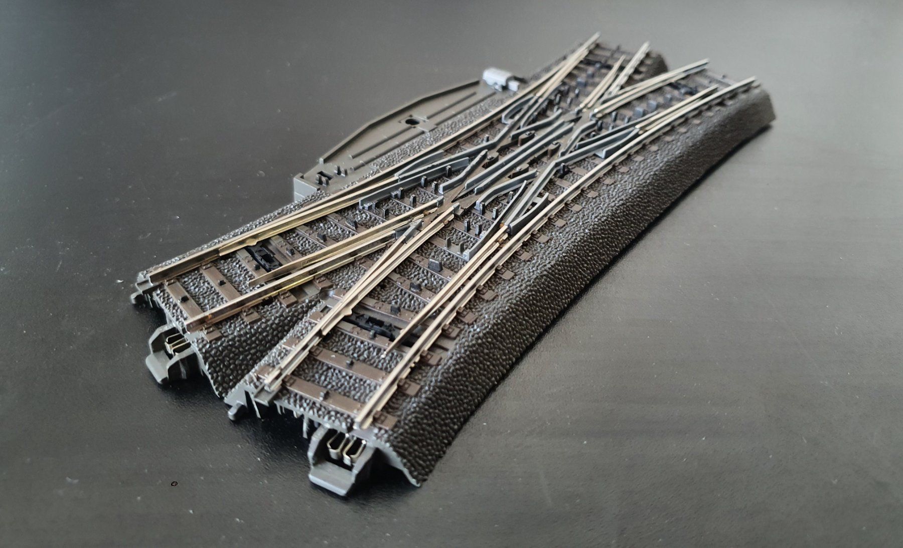 Märklin Modellini di ferrovie: MÄRKLIN: C-GLEIS DKW WEICHE DIGITAL MIT ANTRIEB – Usato da Biglen venduto da taunus82