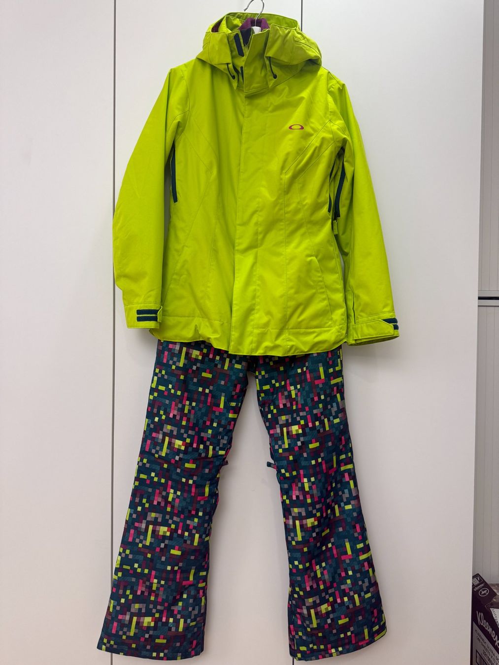 Oakley Completi & Tailleur: Oakley Damen Skianzug – Usato da Meilen venduto da manukau