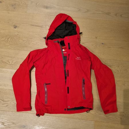 Rote Outdoorjacke Regenjacke Kaikkiallaa Gr. 36