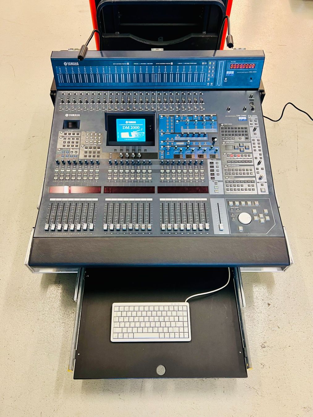 Yamaha Console di mixaggio: Yamaha DM2000 V2 Digital Mixer inkl. Meter Bridge und Case – Usato da Dietikon venduto da ExaLightAndSound 1