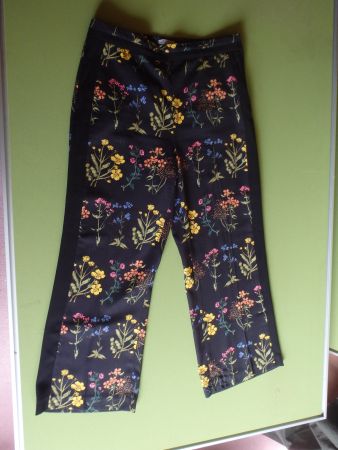 Eleganti Hose mit Bluemli-Muster, ideal für de Frühling!