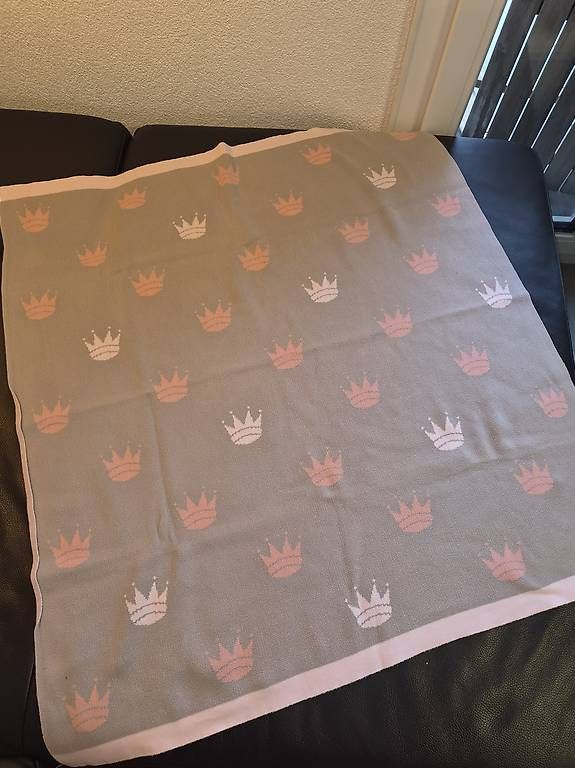 Coperte: Babydecke Rosa/ Grau Krone – Usato da Greppen venduto da Bellissima84