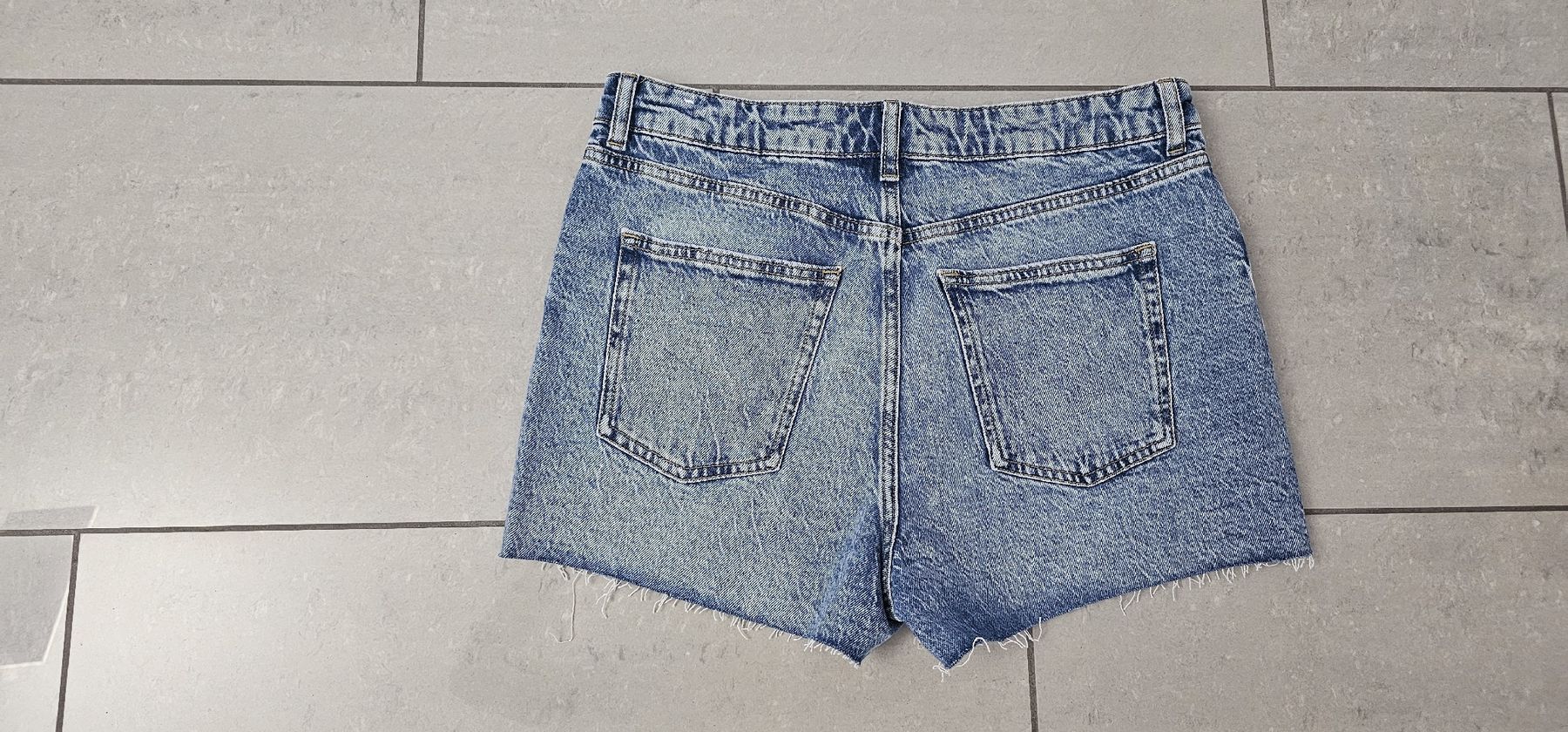 Jeans: jeans corto nuovi – Nuovo (secondo la descrizione) da Gordola venduto da Alfacigno 1