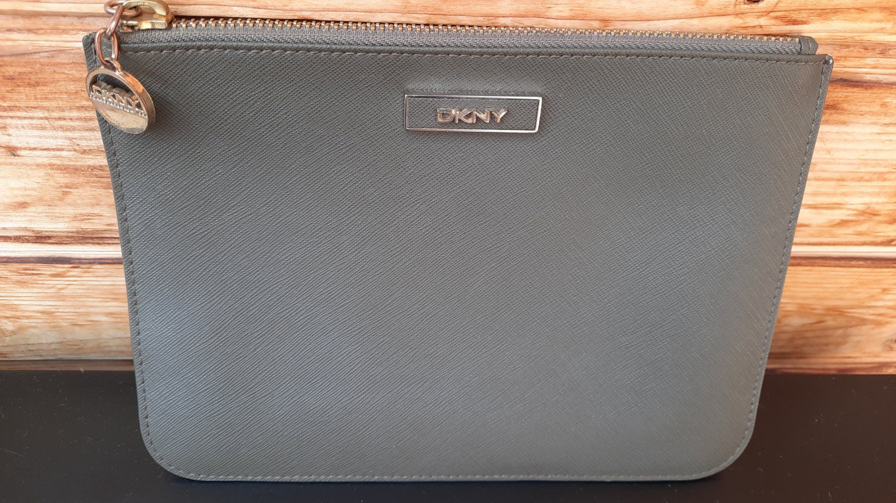 DKNY Custodie per cosmetici: DKNY Kosmetiktäschli, Grau – Usato da Baden venduto da Boroda