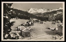 AK Arosa, Ortsansicht mit zugefrorenem See und verschneiten 