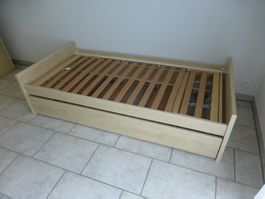 Bett mit Lattenrost und Gästebett/Doppelbett