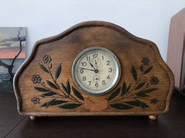 Nell'orologio da camino meccanico in legno Kaminuhr antik