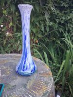 Mundgeblasene hohe Vase mit gesprenkeltem Muster.