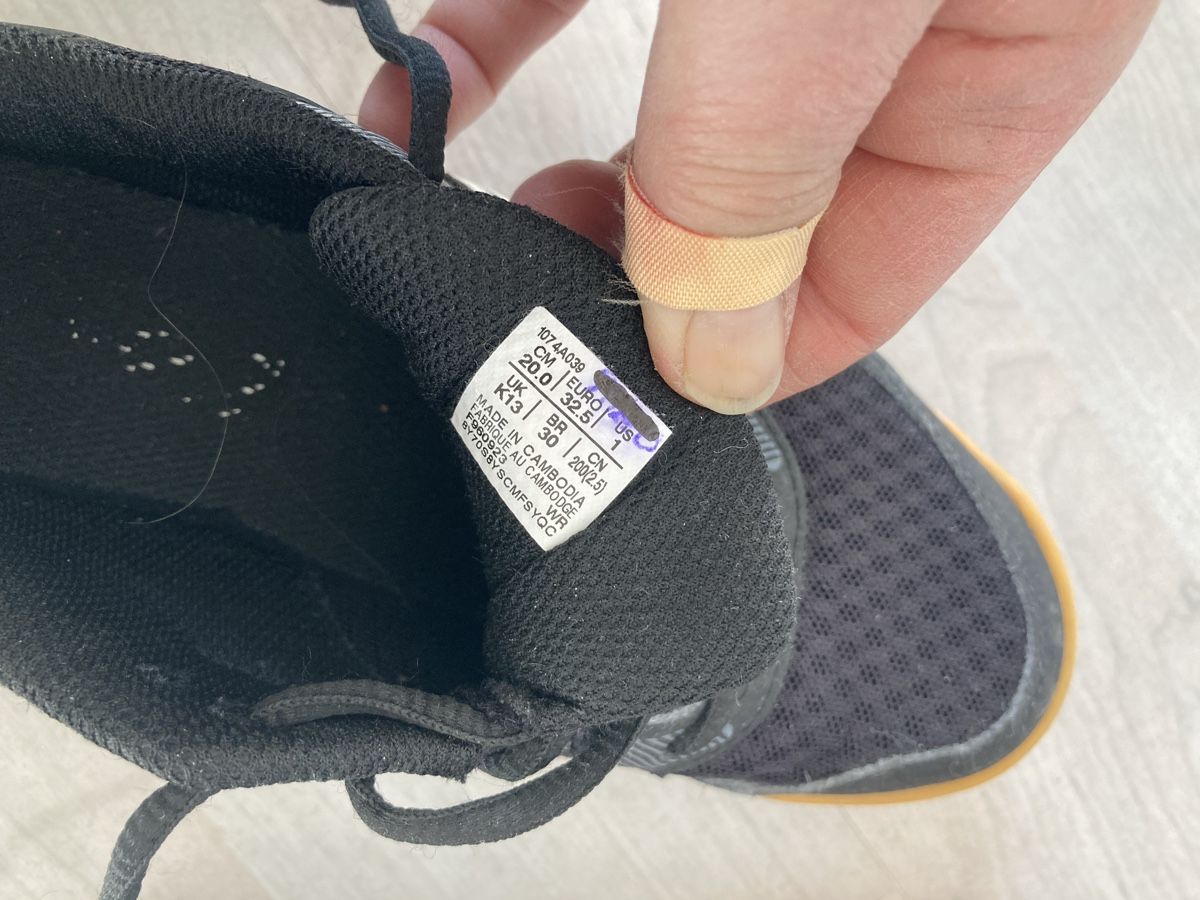 Asics Herrenschuhe: Turnschuh Asics 32 – Gebraucht aus Amden von Karplusan 4