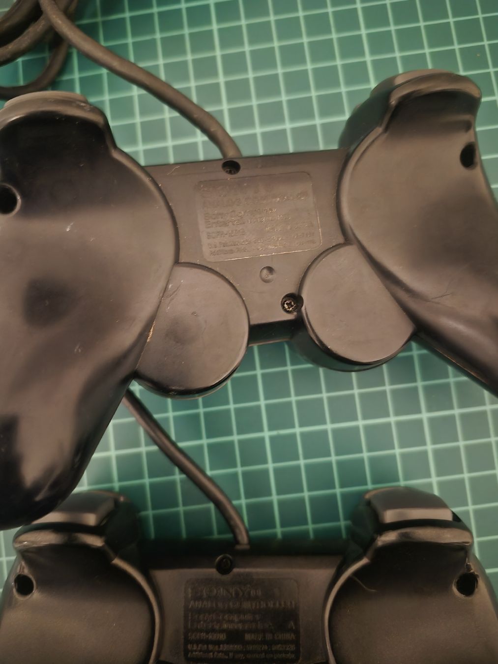 Sony Controller: 2 Playstation 2 PS2 Controllers - Great for Retro Gaming! – Usato da Meyrin venduto da Retro-GZ 2