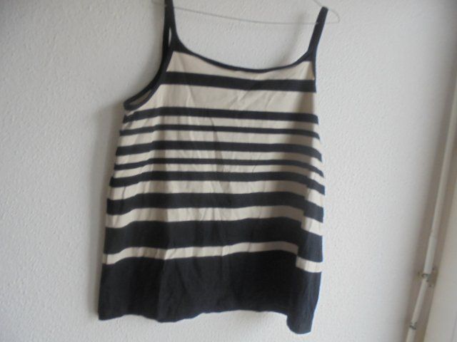 H&M Tops: Top s/w Gr. XXL H&M NEU – Neu (gemäss Beschreibung) aus Hinwil von Glasperlen
