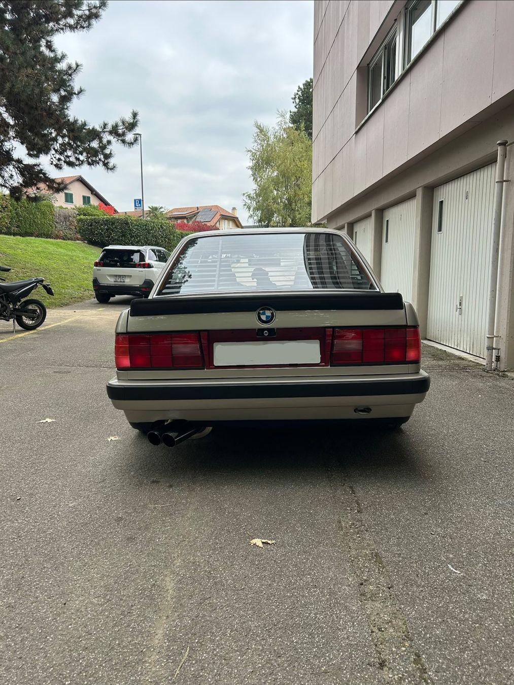 BMW Autos: BMW E30 325i Sedan – D'occasion à Gland par Helderap 2