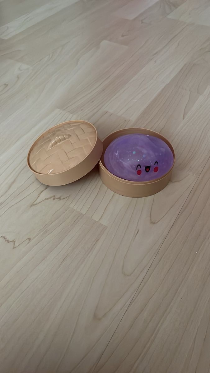 Spielzeuge: Lila squishy dumpling mit hülle und mit gesicht secret  – Neu (gemäss Beschreibung) aus Holziken von Anita.urech
