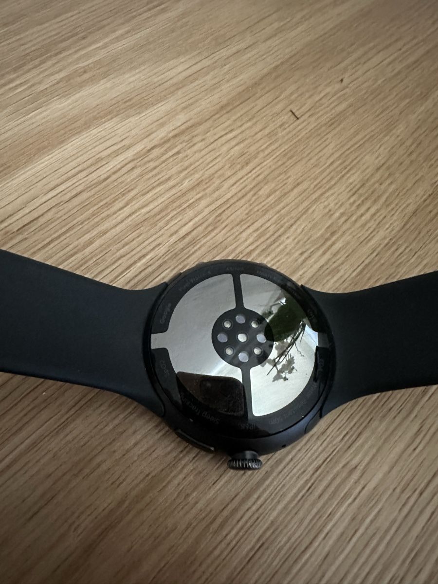 Google Smartwatch: GooglePixel Watch 4 Schwarz 4G mit Ladekabel, einwandfrei!  – Usato da Weiningen TG venduto da MelCen96 1