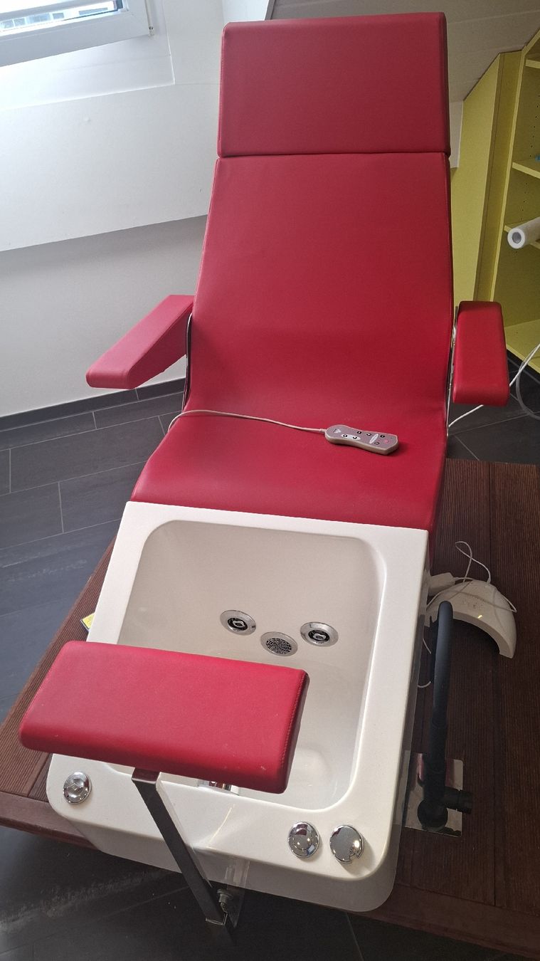 Fauteuils de soin: Pedicurestuhl mit Whirlpoolfunktion  – D'occasion à Gossau SG par zor_k6yd