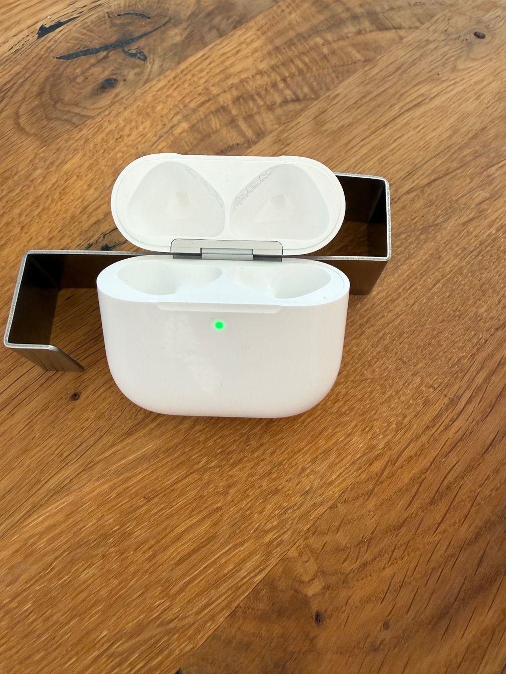 Apple Cuffie: APPLE AirPods 4 Charging Case ANC – Usato da Lausanne venduto da Nine1982