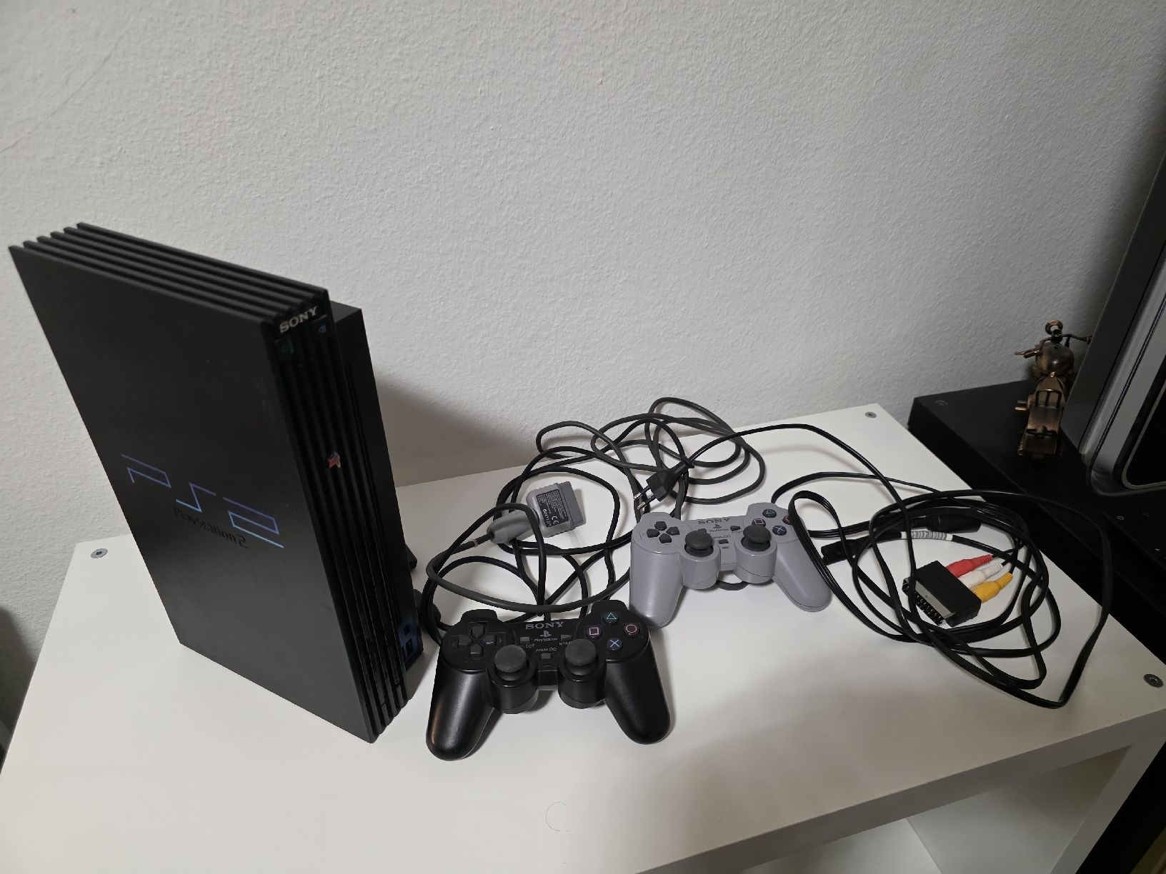 Sony Console: PlayStation 2 Konsole + 2 Controller + 8 Spiele – Usato da Zürich venduto da P-editon 1