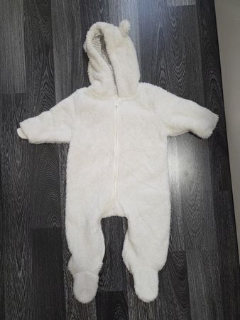 Flauschiger Baby Overall, Grösse 6 bis 9 Monate also 68/74