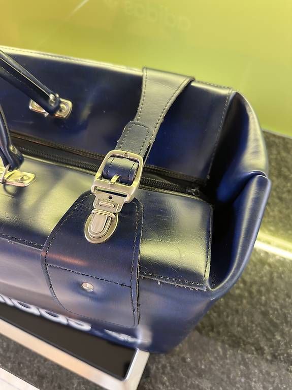 Adidas Borse: Adidas Vintage Sammlertasche – Usato da Hunzenschwil venduto da Krempel_Deluxe 2