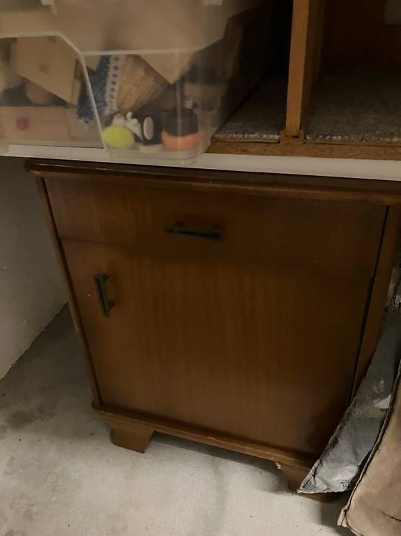 Cassettiere: sehr alte Kommode und Nachttisch – Usato da Brütten venduto da Baghini 1