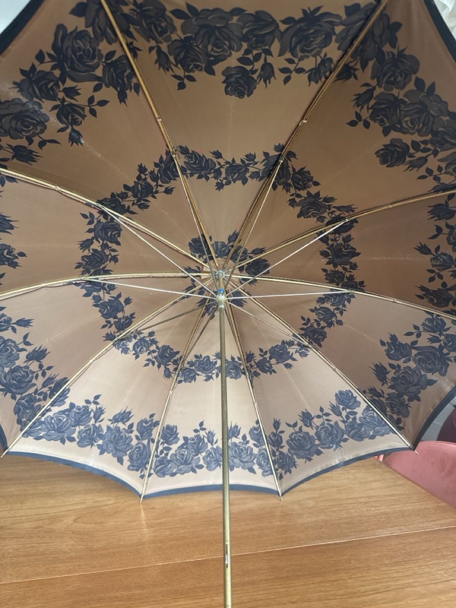 Ombrelli: Regenschirm schwarz mit Rosenmuster  – Usato da bern venduto da Annecathe1