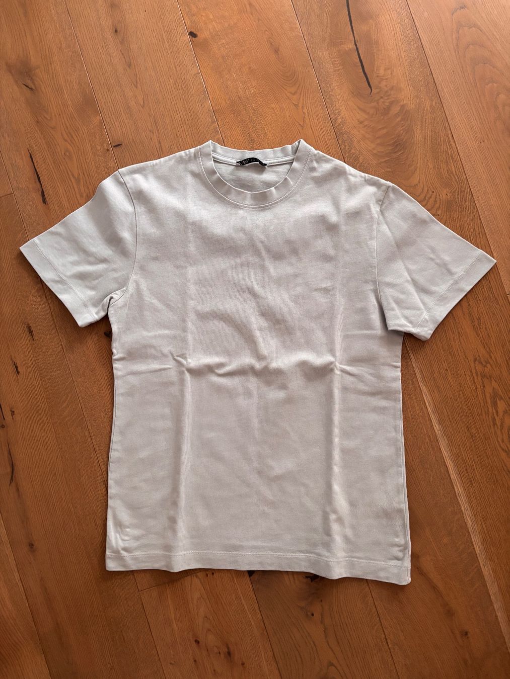 Zara T-shirts: Hellgraues Basic T-Shirt – D'occasion à Trübbach par Nico.Broder