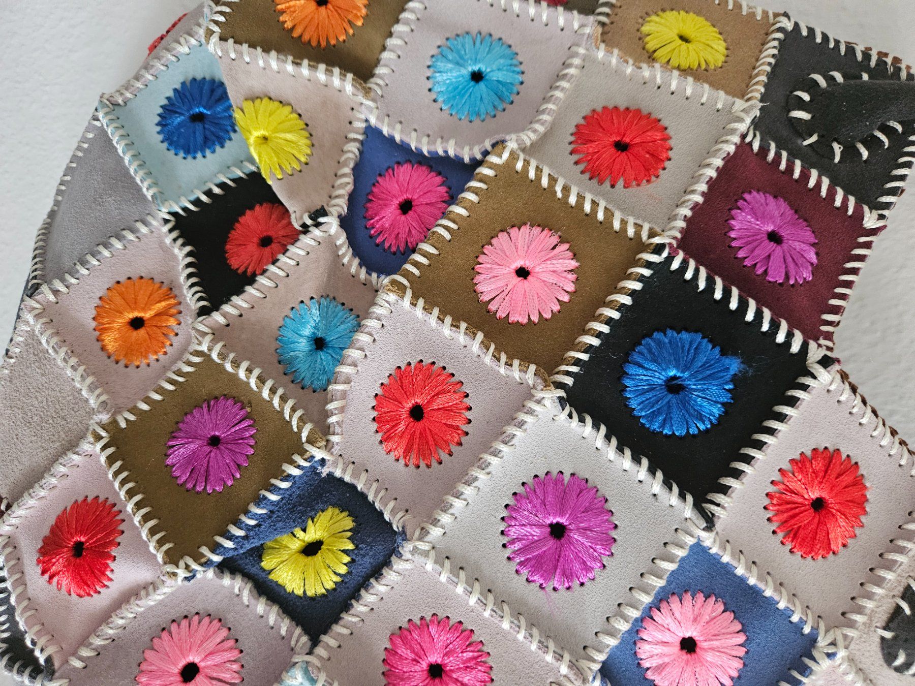 Borse da donna: Bunte Wildledertasche, Patchwork, handgefertigt – Nuovo (secondo la descrizione) da Basel venduto da Anghkorwatt 1