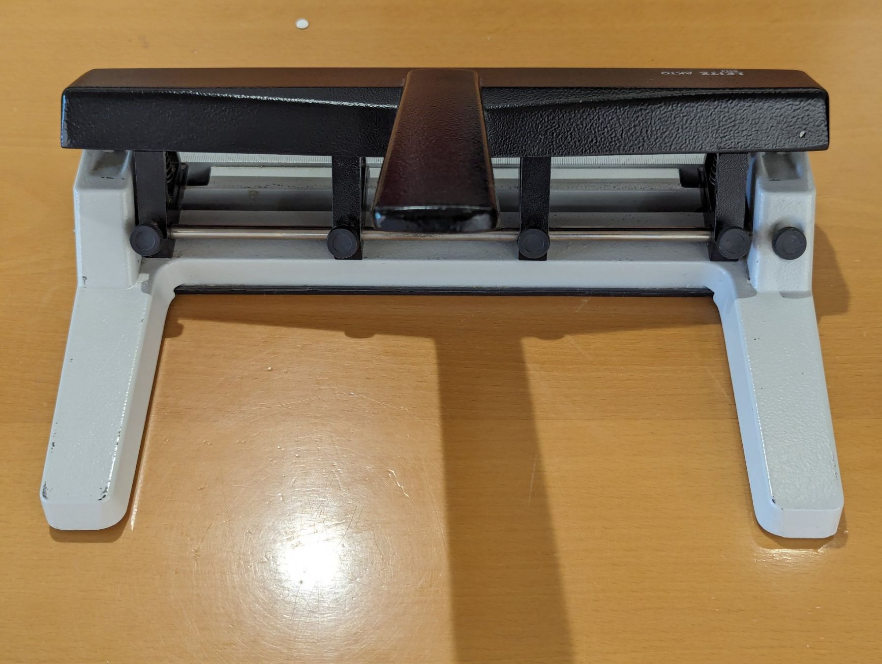 Leitz Macchine rilegatrici: Leitz Variabler Mehrfachlocher Akto 5514 – Usato da Thalheim AG venduto da epservices 1