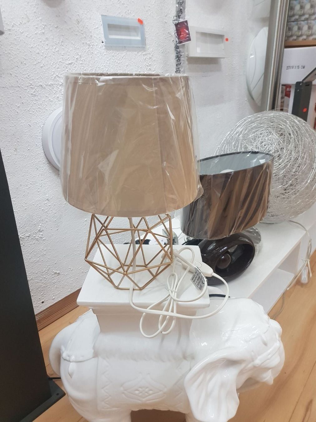 Lampade: Frida Tischlampe Gold+Beige – Nuovo e nell'imballaggio originale da Lachen SZ venduto da ANDDUS-MASSLIGHT 2