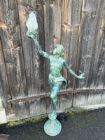Alte grosse Bronzefigur Frau mit Fackel echt Bronze Garten