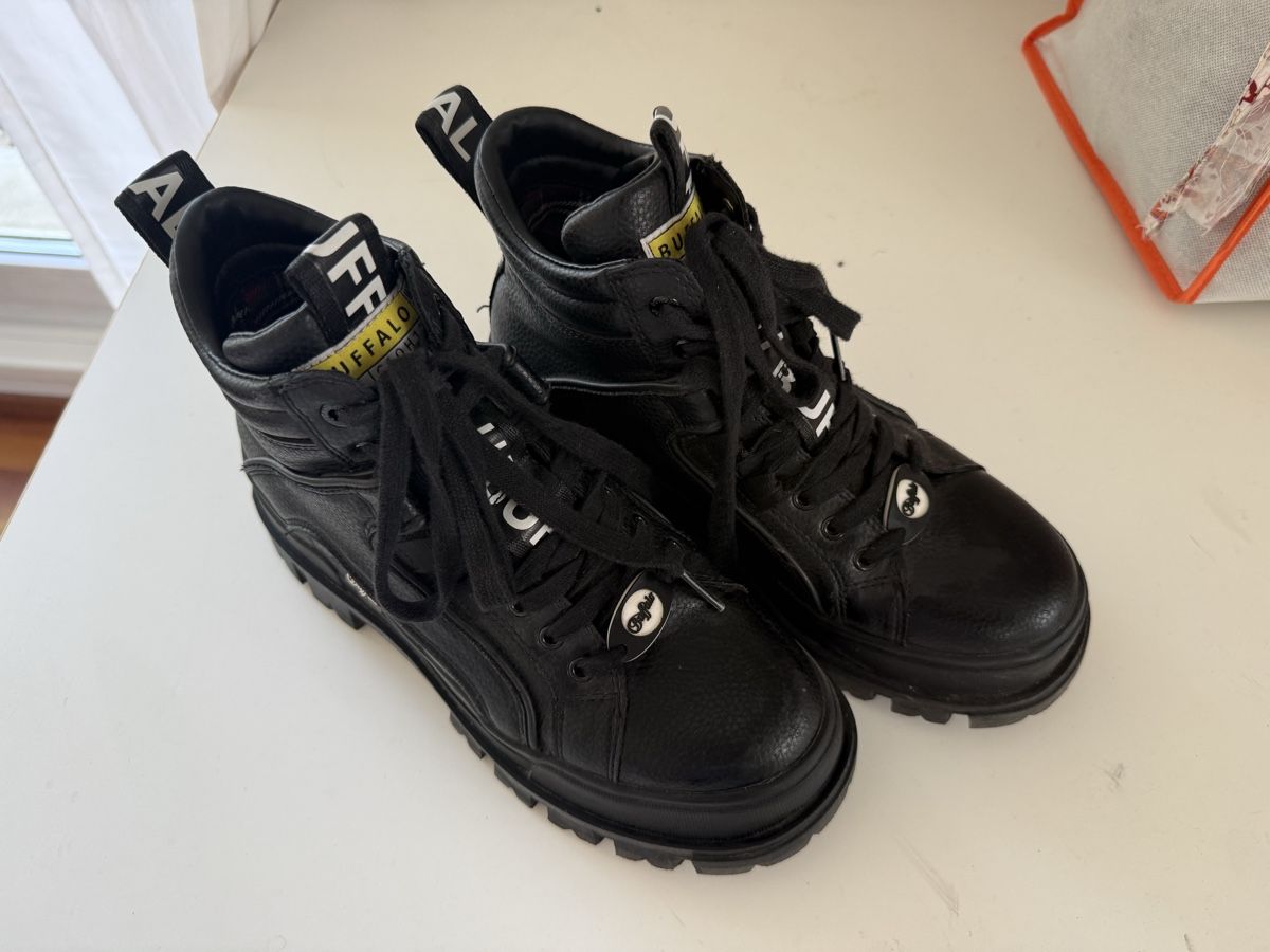 Buffalo Herrenschuhe: BUFFALO Schnürstiefelette 'Aspha' in Schwarz – Gebraucht aus Würenlos von lyn_nb6l