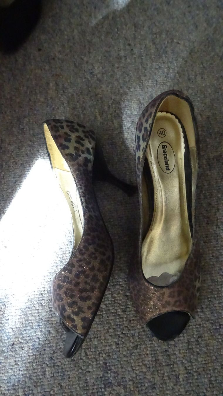 Scarpe da donna: GLÄNCENDE SCHUHE GROSSE 40.  Letzte verk. – Usato da Burgdorf venduto da may52 1