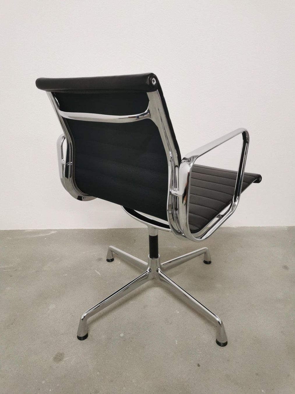 Vitra Poltrone: Vitra Eames Aluminium Chair EA 108 Leder schwarz – Usato da Ruswil venduto da GARAN 1