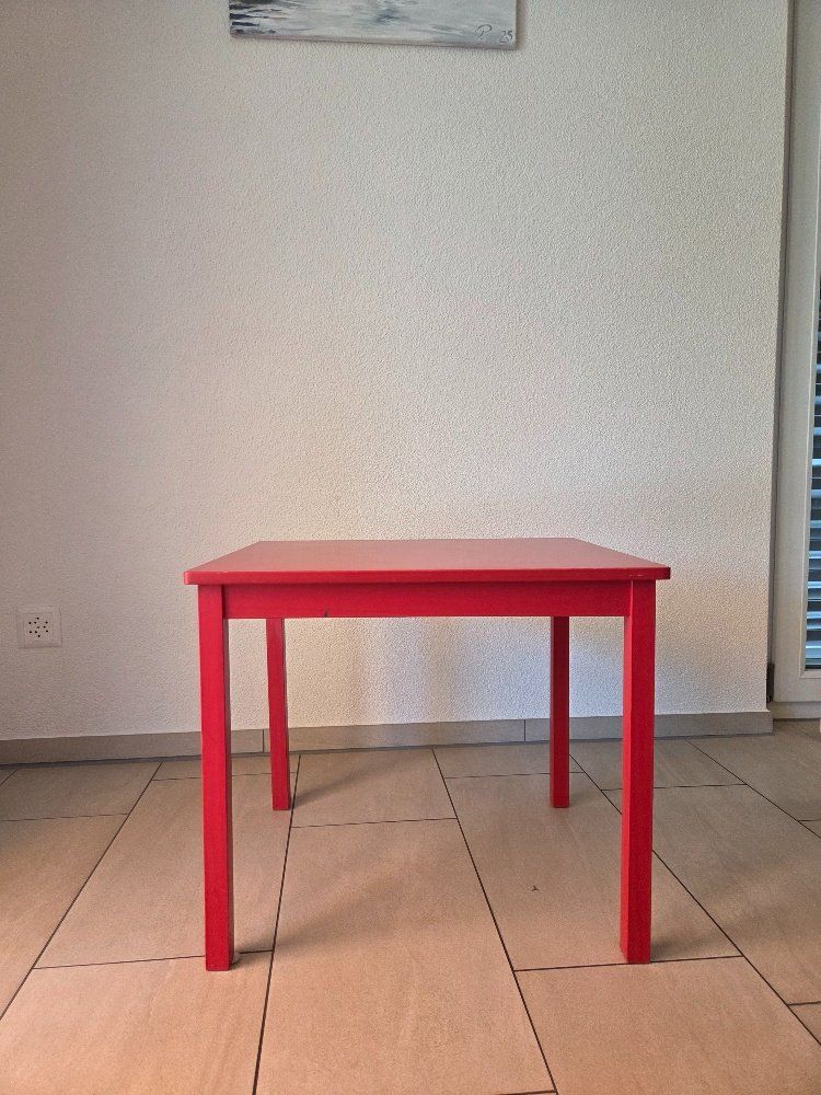 Set di tavolo e panche: roter Kindertisch und zwei Kinderstühle – Usato da Bülach venduto da Jerry739 3